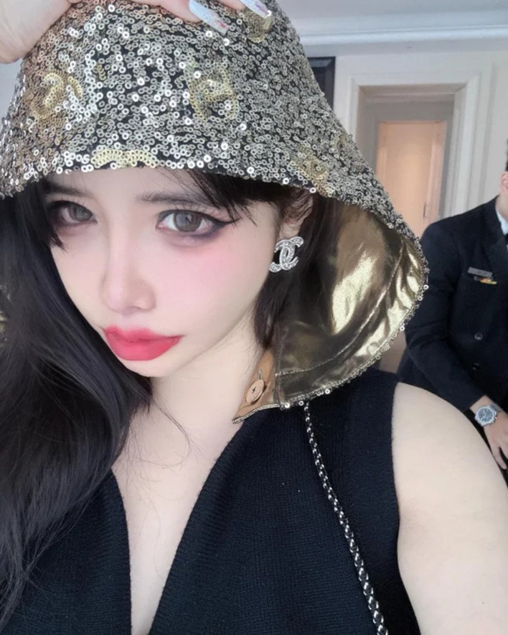 2NE1’s Park Bom Wows Fans with Latest Selfie Amidst the Group’s 15th-Anniversary Celebrations